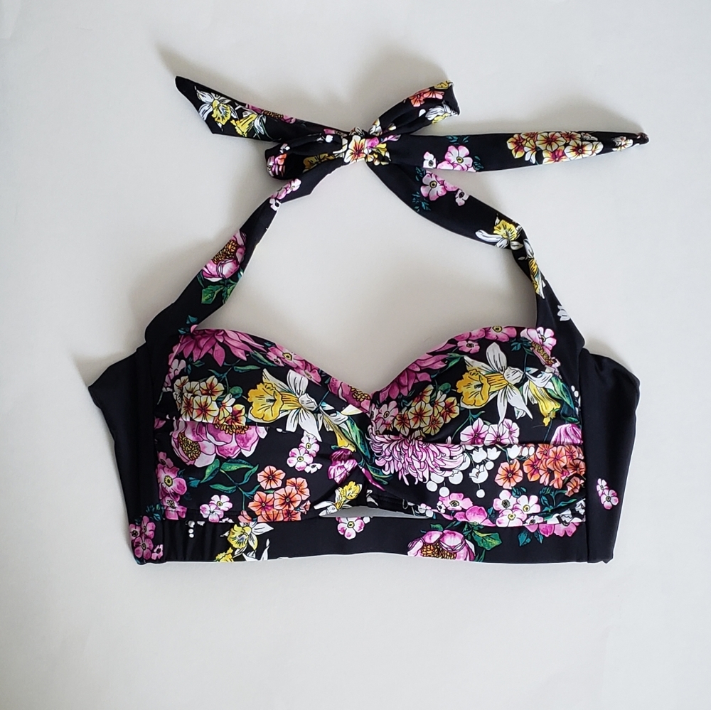 Kenneth Cole Reaction NWT  Halter Twist Swim Top